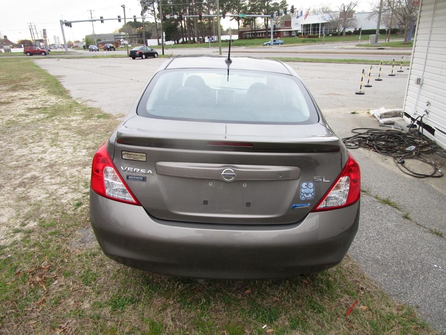 2014 Gray Nissan Versa 1.6 S 5M (3N1CN7AP6EL) with an 1.6L L4 DOHC 16V engine, 5-Speed Automatic transmission, located at 2553 Airline Blvd, Portsmouth, VA, 23701, (757) 488-8331, 36.813889, -76.357597 - Down Payment: $799 Weekly Payment: $90 APR: 23.9% Repayment Terms: 42 Months ***CALL ELIZABETH SMITH - DIRECTOR OF MARKETING @ 757-488-8331 TO SCHEDULE YOUR APPOINTMENT TODAY AND GET PRE-APPROVED RIGHT OVER THE PHONE*** - Photo#6